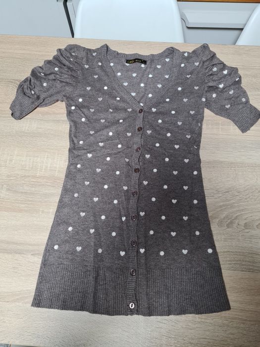 Sweterek z ozdobnymi rękawami, rozpinany, w serduszka i kropki