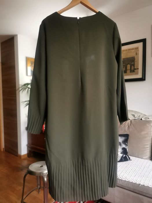 COS sukienka khaki plisowana