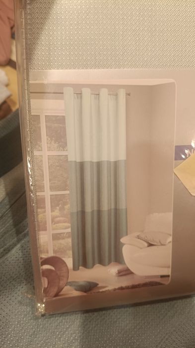 Zasłony trzy kolorowe.