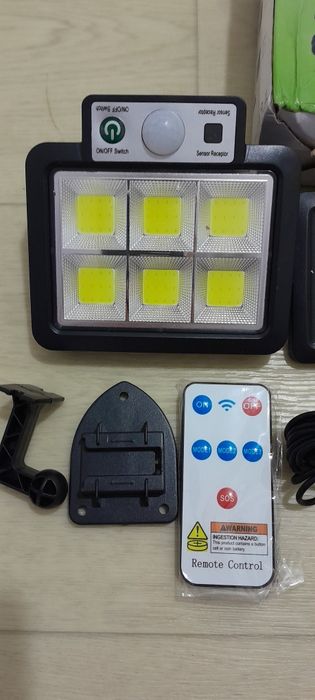 Split Solar Wall Lamp — сучасний вуличний світильник на сонячній батареї.