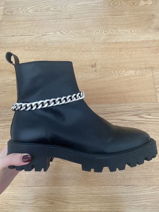 Botas Pretas com uma Corrente Prateada