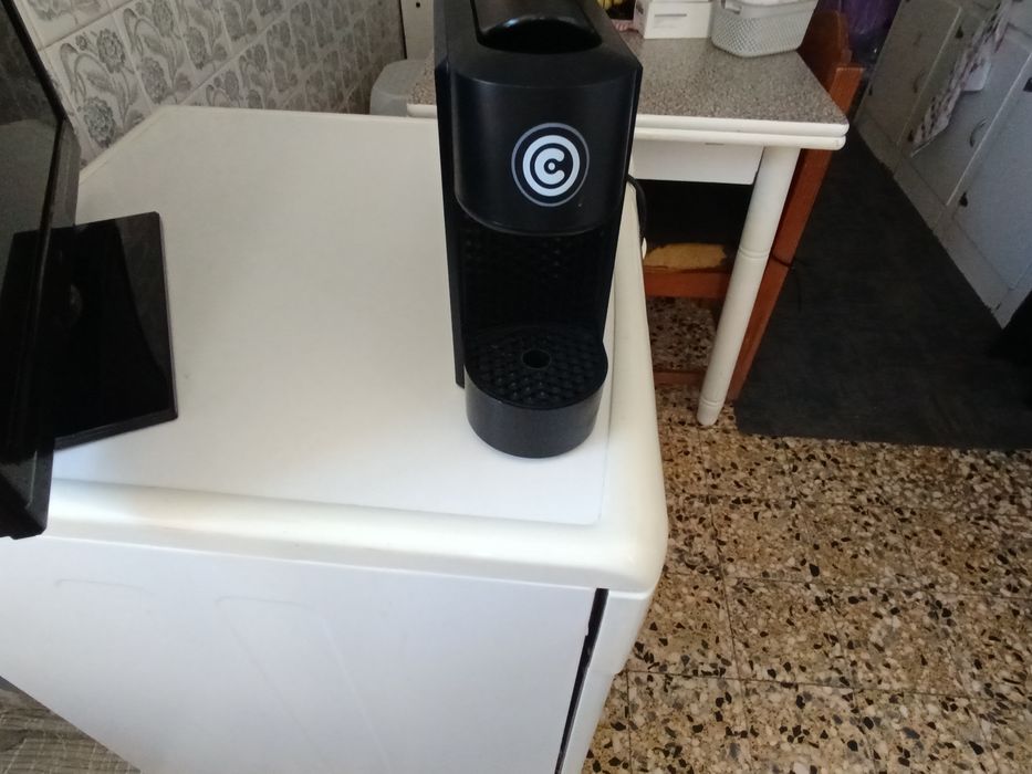 Máquina de café e máquina de secar roupa