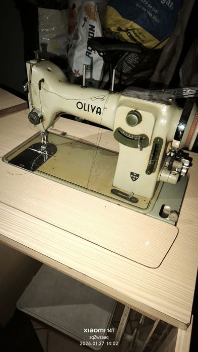 Máquina de costura oliva