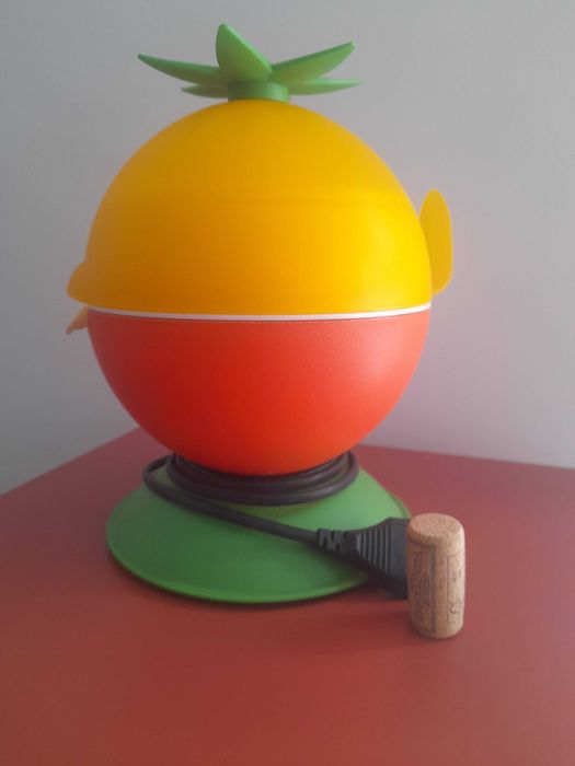 Espremedor de citrinos em formato de laranja