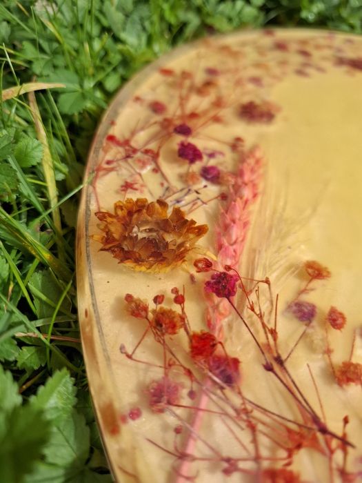 Stolik z żywicy epoksydowej żółty kwiaty zboża