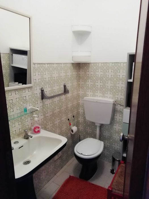 Quarto gigante para 1 ou 2 pessoas com varanda Moita - Centro) - todas as despesas incluida - 2 casas de Banho e cozinha completa