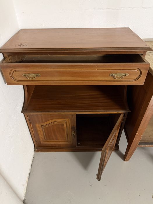 Móvel em madeira com gaveta e portas – 75 cm