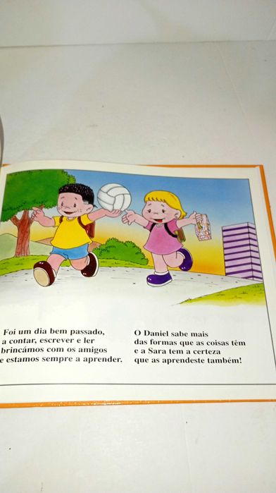 Sara e Daniel - vamos à escola aprender as formas
