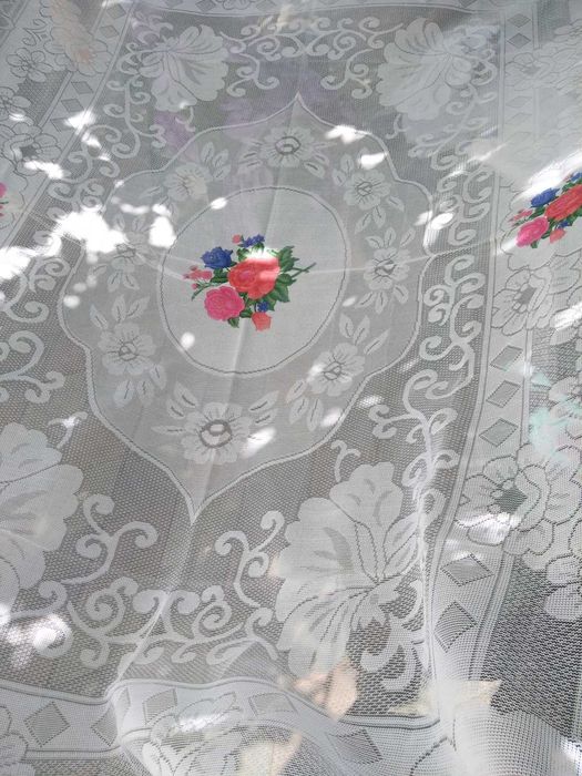 Новая кружевная скатерть с цветами