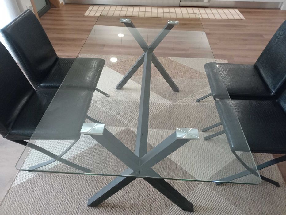 Mesa de jantar em vidro mais 4 cadeiras