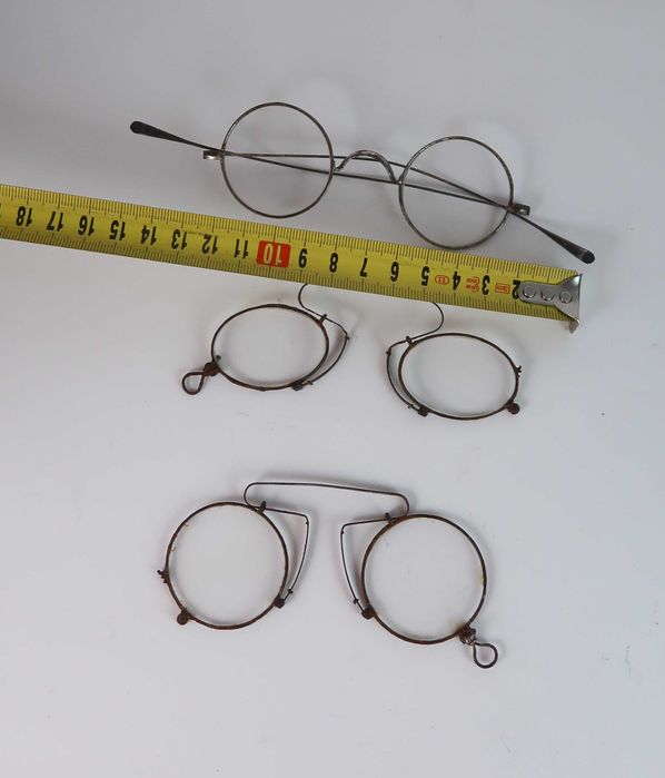 Conjunto de óculos antigos