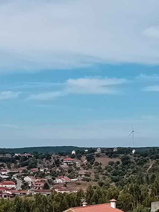 Moradia e anexos com logradouro
