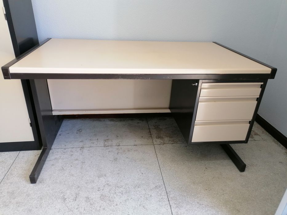 Secretaria de escritório em bom estado, temos várias medidas