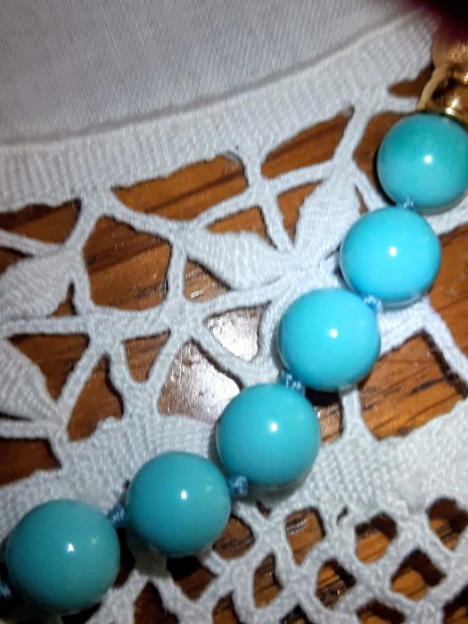 Colar de turquesas naturais com fecho em ouro.