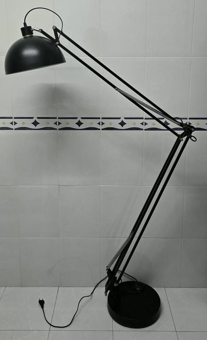 Candeeiro de pé alto