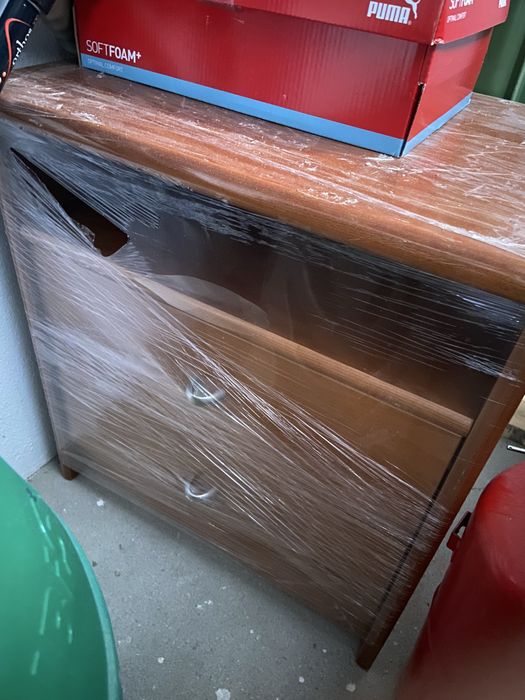 Cama individual de madeira macica e uma mesa de cabeceira