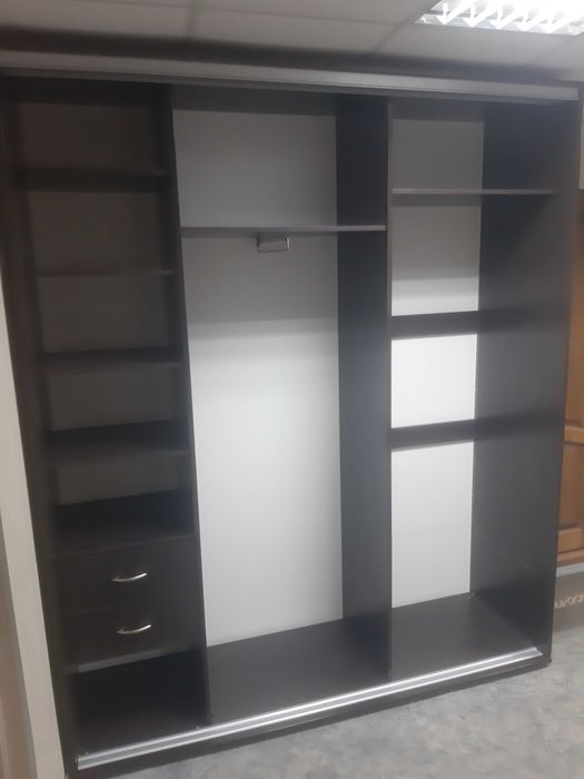 Продам Шкаф-купе с витрины(новый)