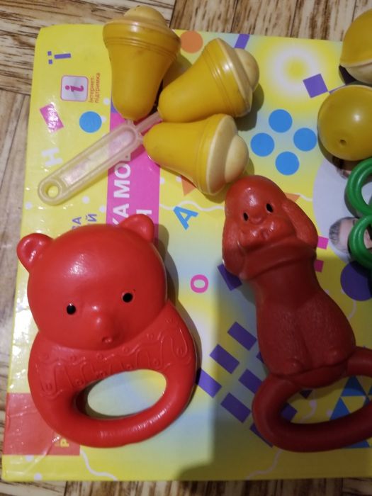 Дитячі іграшки брязкальця