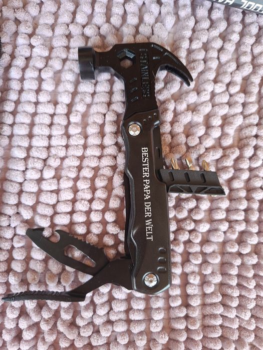 wielofunkcyjne narzędzie (multitool) w kształcie młotka,