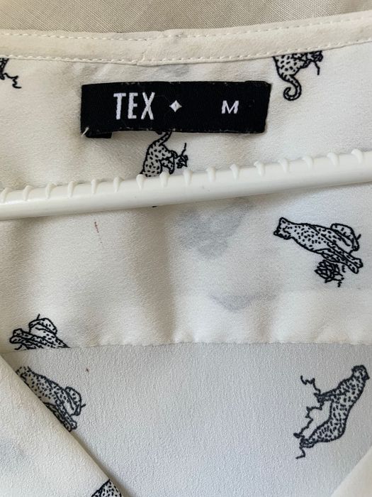 Blusa branca com padrão