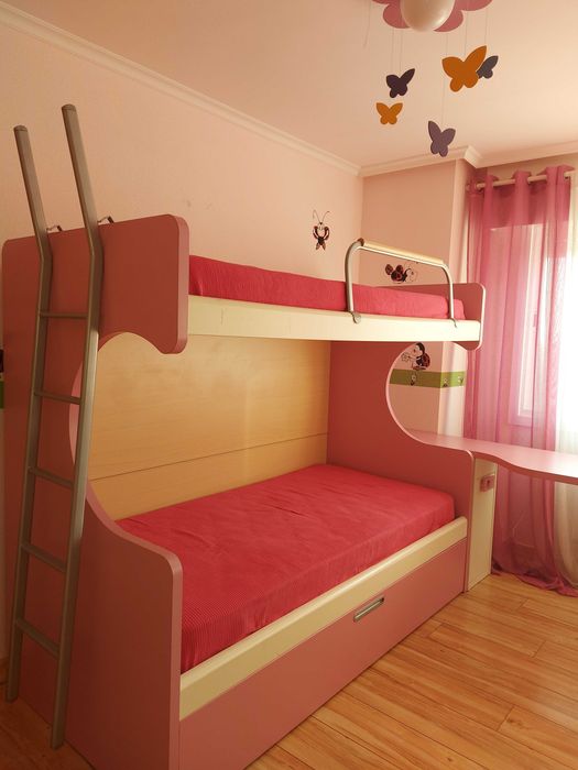 Beliche como novo com 3 camas em madeira + colchões + secretária