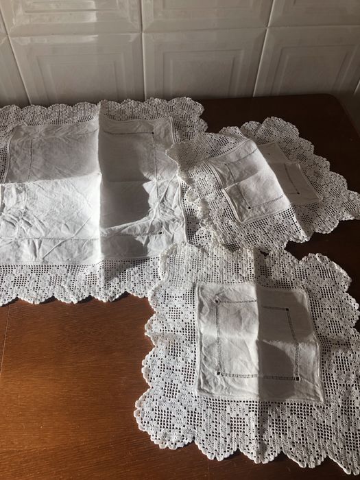 Conjunto de 3 naprons, linho branco e renda á mão