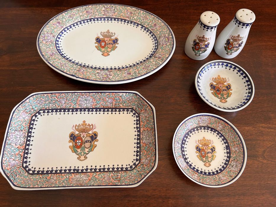 Conjunto de porcelana com brasão de Portugal