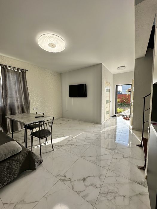 Новий гарний будинок біля моря