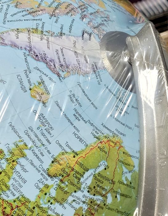 Глобус з підсвіткою фізичний / політичний на дерев'яній підставці