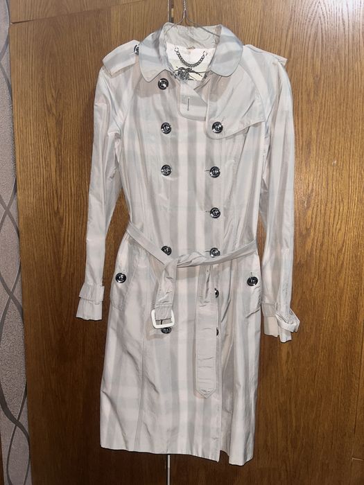 тренч Burberry у світло-сірому або бежевому кольорі