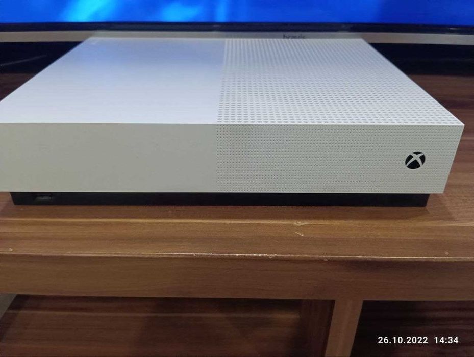 Продам Xbox One S All Digital, 1 Tb с аккаунтом