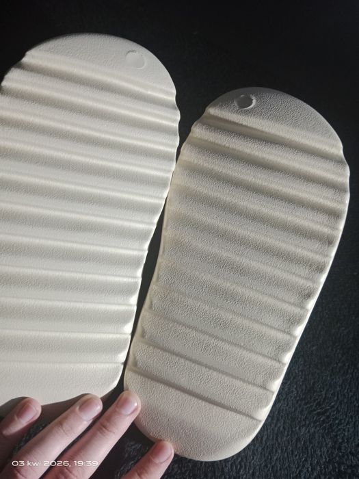 Klapki yezzy slides