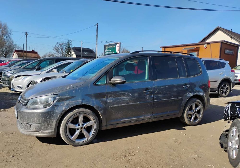 Volkswagen Touran 2012r, 1.6 TDI. Lekko przetarte boki. Jeździ.