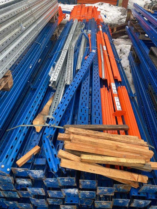 Продам вживані стелажі для складу під палети та полички.
