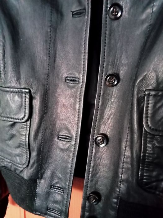 Vendo Blusão de pele da Levi's usado ,como novo.