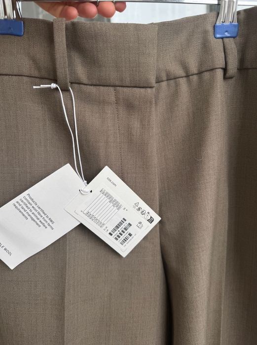 Бермуди COS вовна. колір холодний беж. мають структурне плетіння