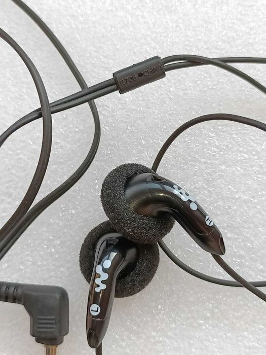Навушники-гарнітура Sony MDR-XB50AP та інші.
