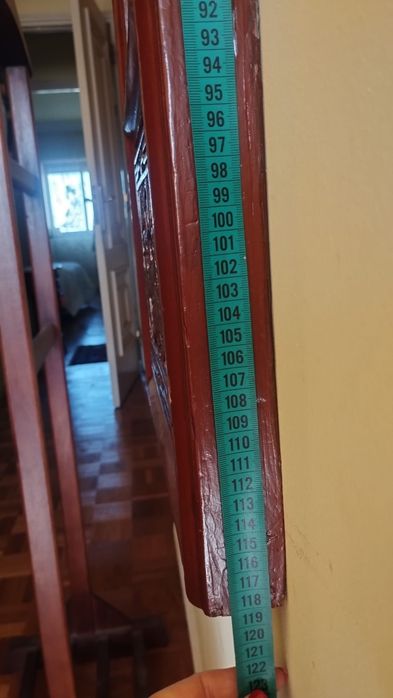 Espelho de Madeira todo trabalho, com aproximadamente 1,18 * 40 cm.