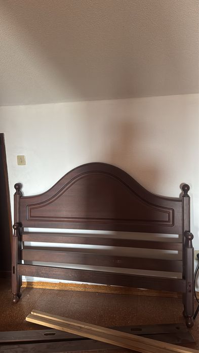Cama de Casal em Madeira Maciça – Estilo Clássico + colchão