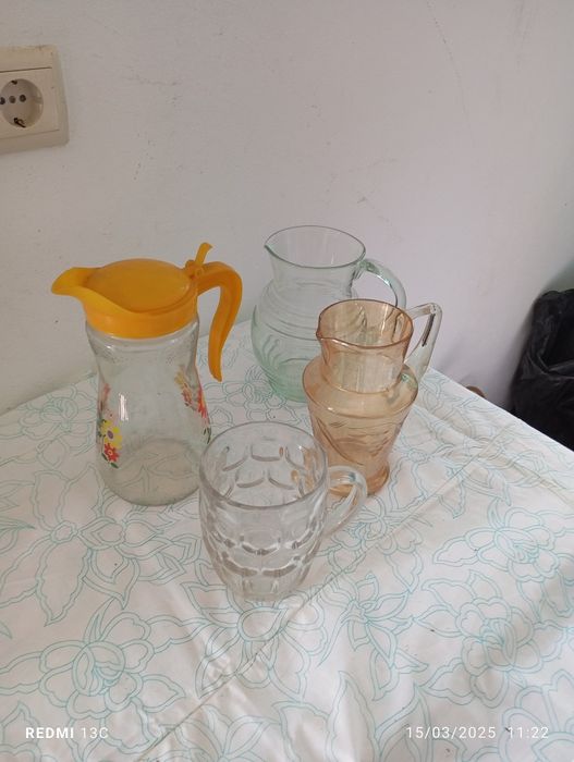 Conjunto de quatro jarras em vidro