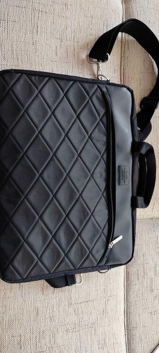 Czarna torba na laptopa