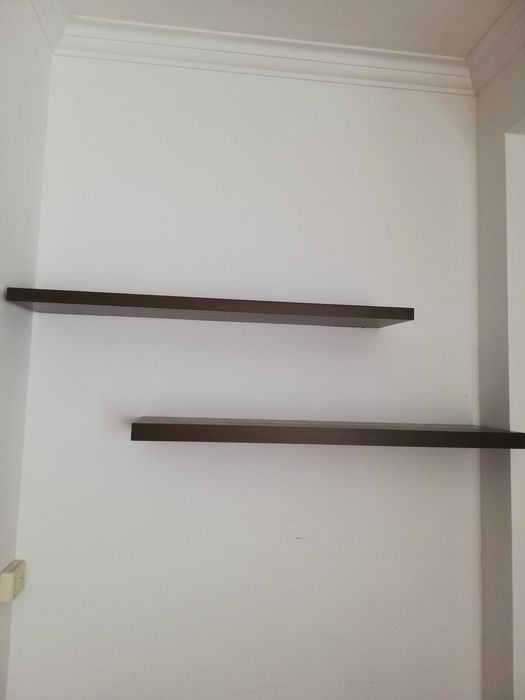 Prateleiras em madeira escura