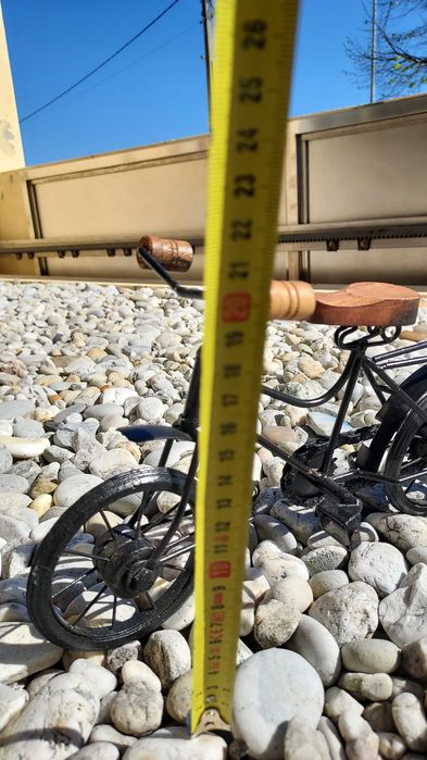 Bicicleta em meta para decorar a sua casa