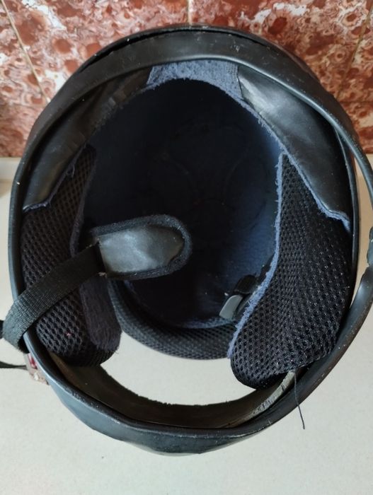 Kask szczękowy czarny