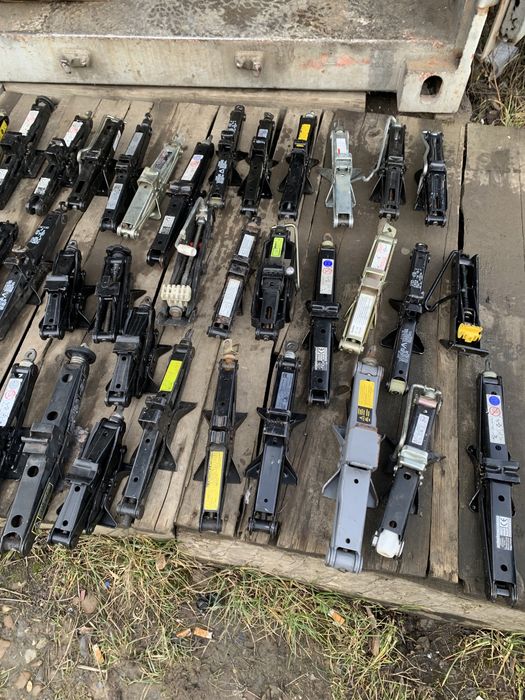 Домкрати до легкових автомобілів.