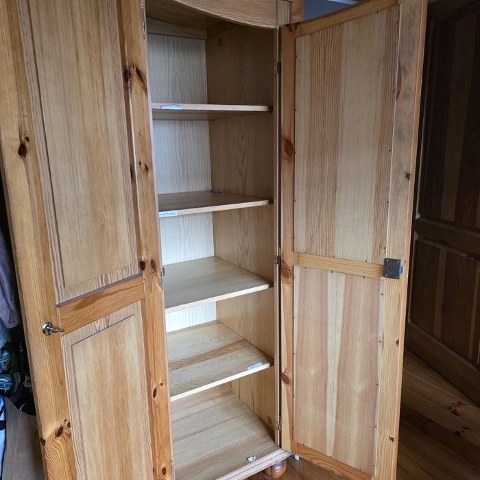 Duża drewniana szafa