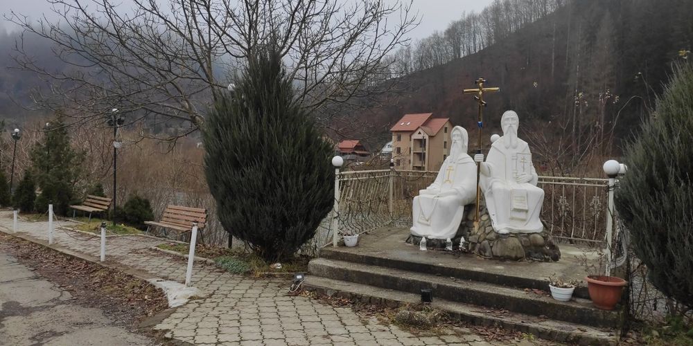 Дикий зруб у Карпатахк— свій еко-будинок у горах