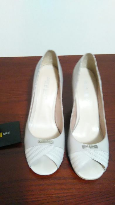 Продам туфли бежевые