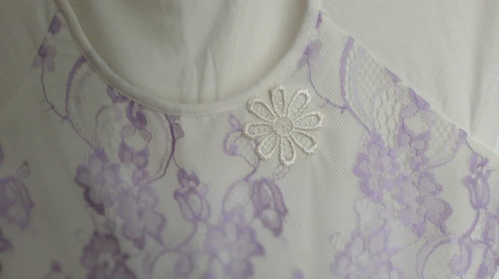 Blusa branca e lilás