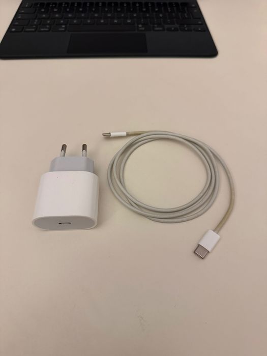 iPad Pro 12.9” 4ª Geração 256GB + Magic Keyboard — Como Novo